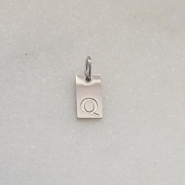 Small Tag Initial Q