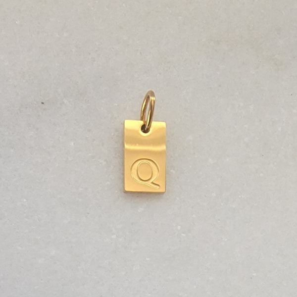 Small Tag Initial Q